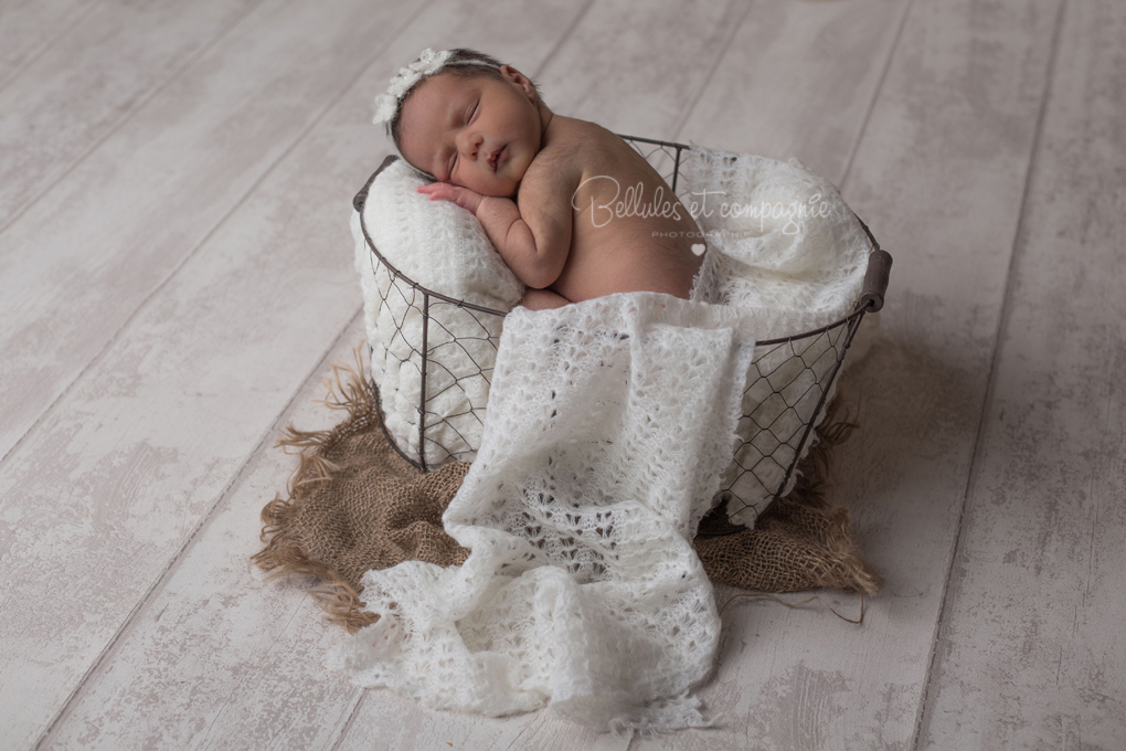 séance newborn posing Selin panier métallique bandeau laine