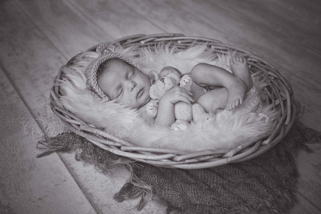 newborn posing selin panier noir et blanc