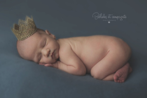 Newborn posing Baptiste couronne