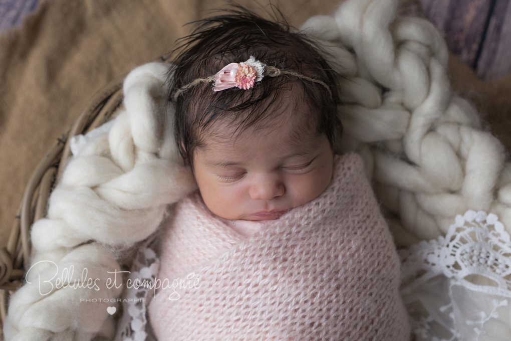 photographe naissance clermont ferrand Aubière Riom Beaumont Mirefleurs puy de dôme Auvergne 63
newborn posing séance shooting rose