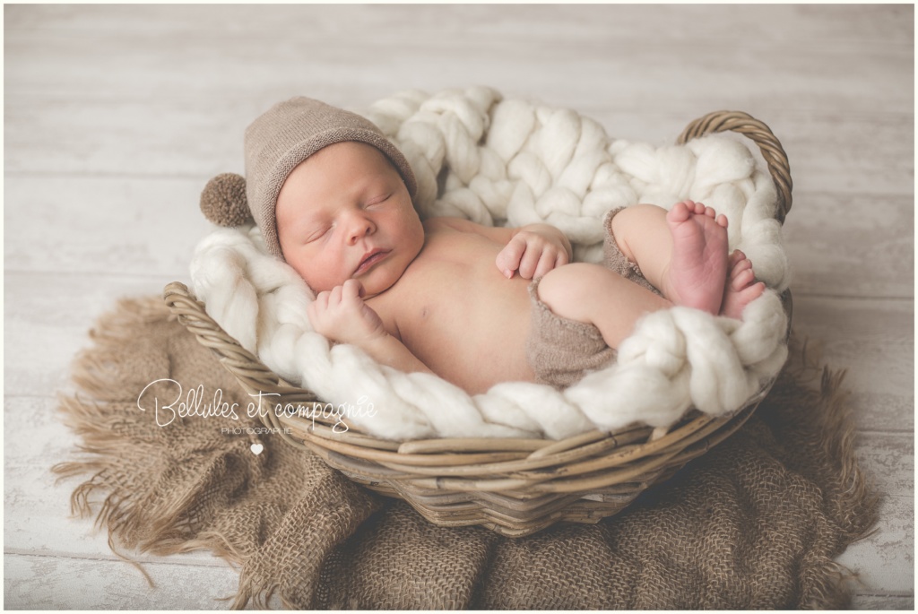 photographe-naissance-clermont-ferrand-et-ces-alentours-aubière-riom-beaumont-mirefleurs-puy-de-dôme-auvergne-63-newborn-posing-seance-shooting-nouveau-ne-seance-naissance-naturel
