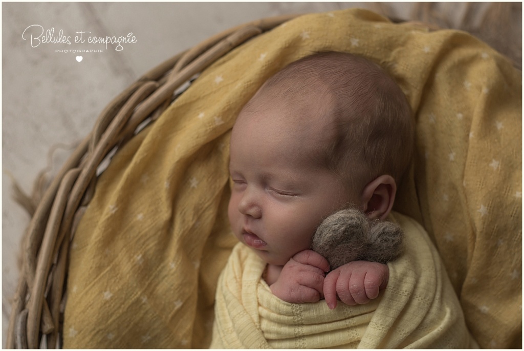 seance naissance newborn posing
