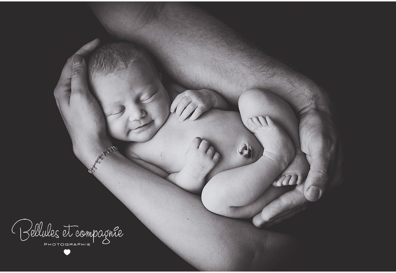 Séance newborn posing en noir et blanc par photographe de naissance Bellules et Compagnie à Clermont-Ferrand