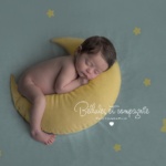 newborn posing lune jaune