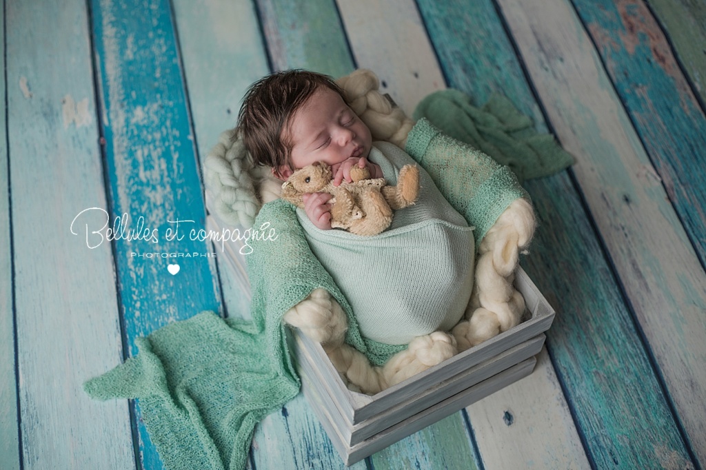 newborn posing mise en scène vert-bleu