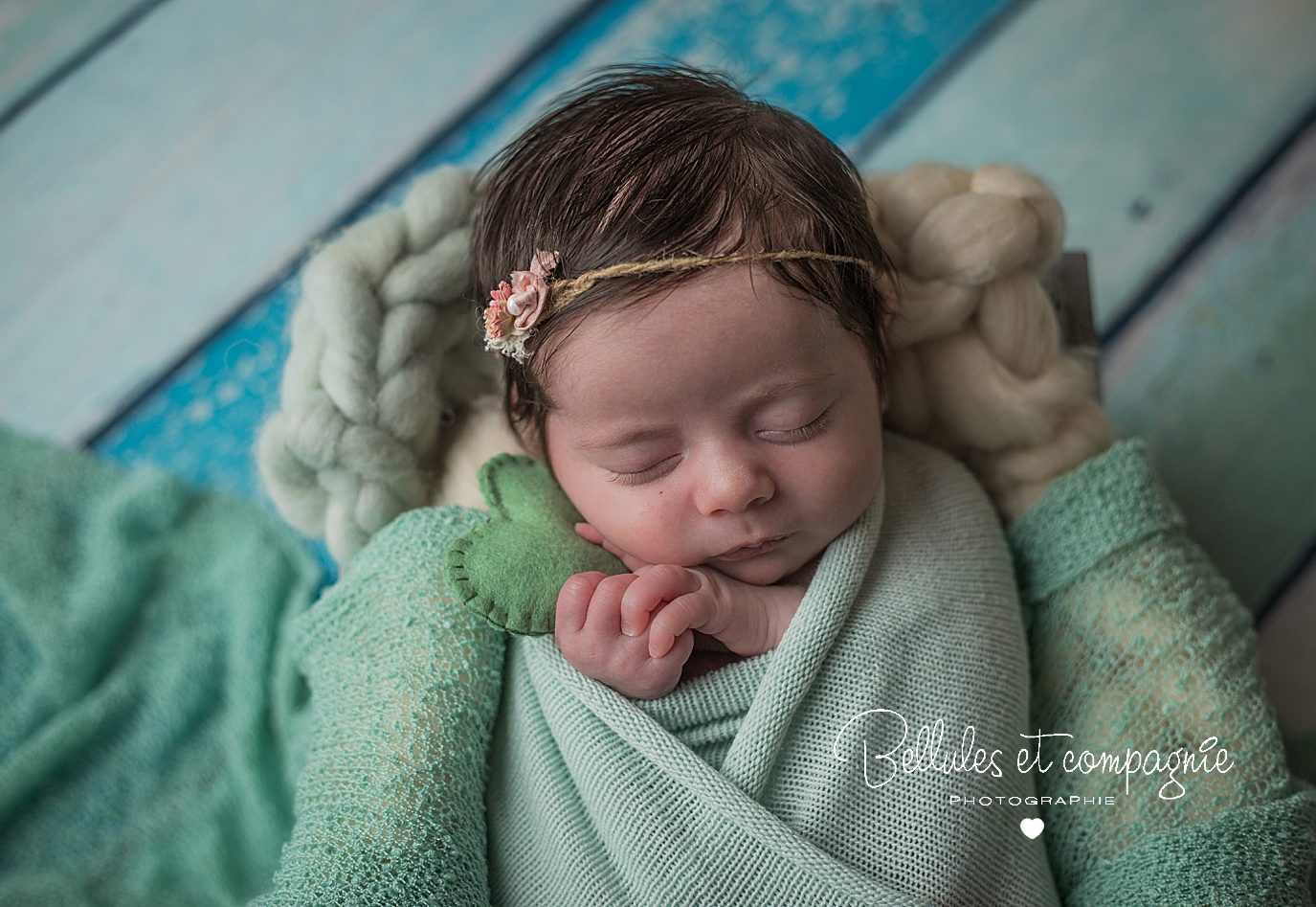 Nouveau-né en shooting newborn posing par photographe Bellules et Compagnie à cournon d'auvergne près de Clermont-Ferrand