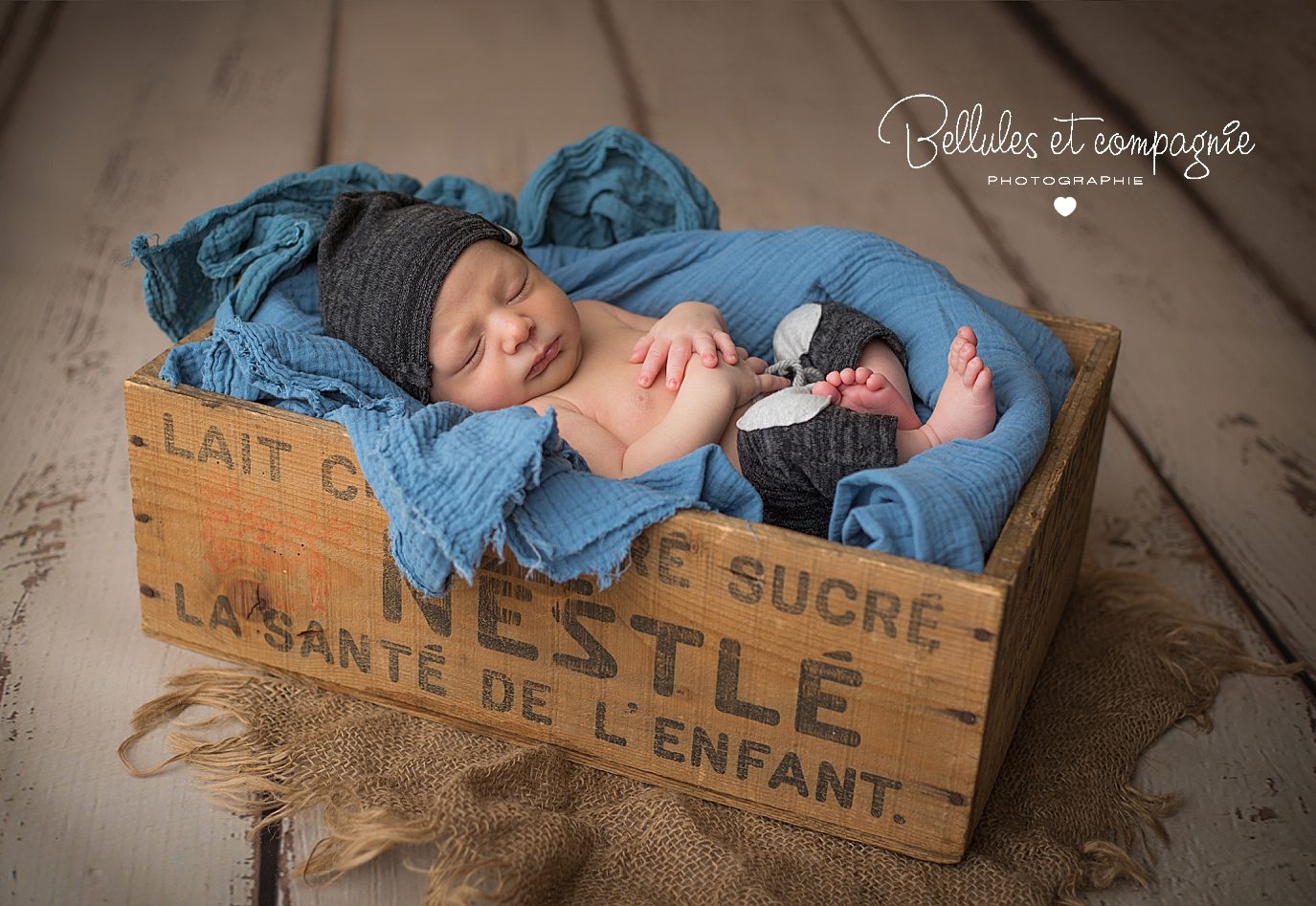 Séance newborn posing par Bellules et Compagnie photographe naissance et bébé aux alentours Clermont-ferrand