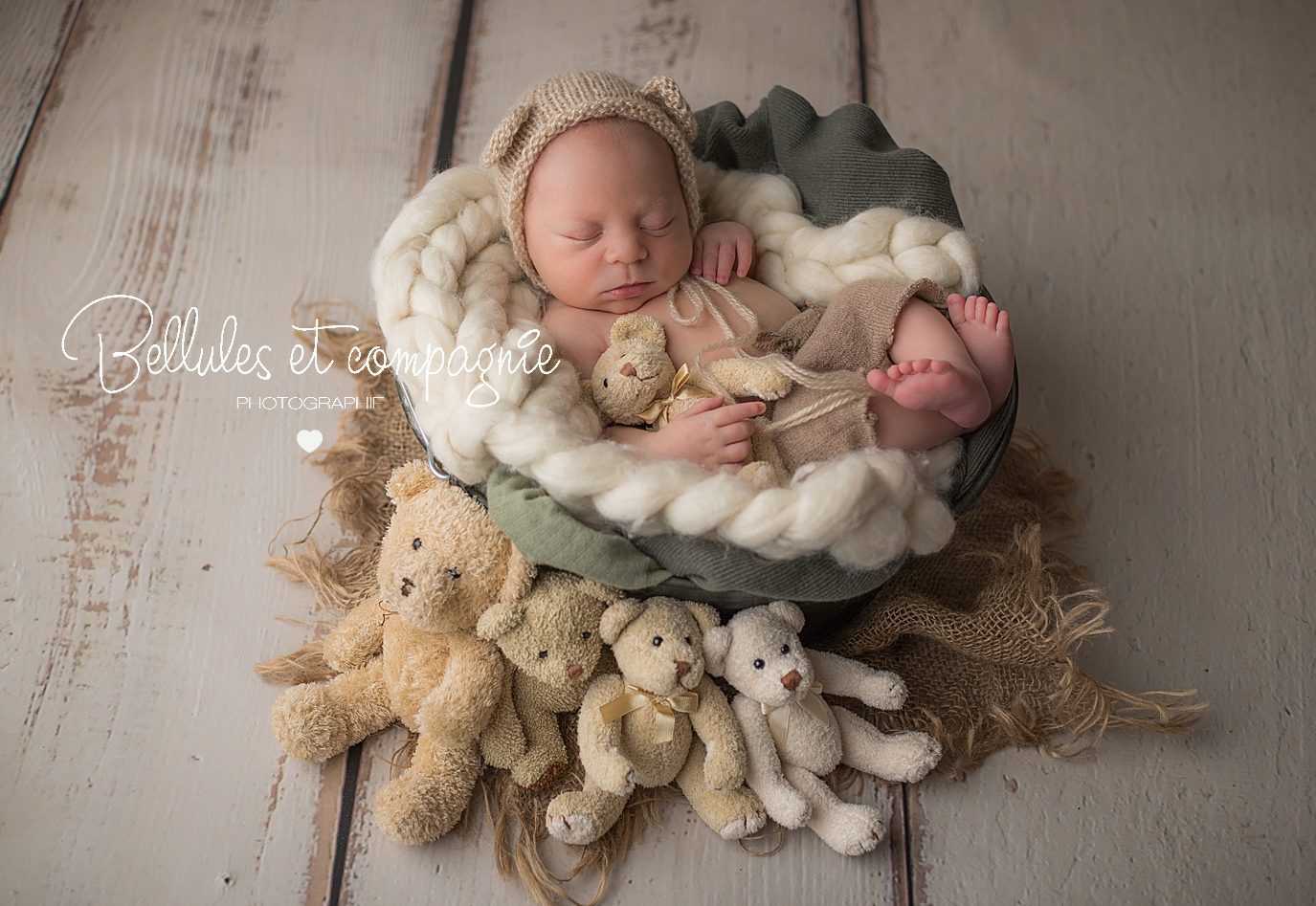 Bébé avec bonnet dans bassine avec petits oursons mis en scène par photographe Bellules et Compagnie près de Clermont-Ferrand