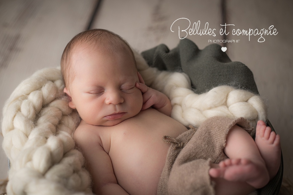 séance newborn posing par bellules et compagnie photographe naissance Beaumont près de Clermont-Ferrand