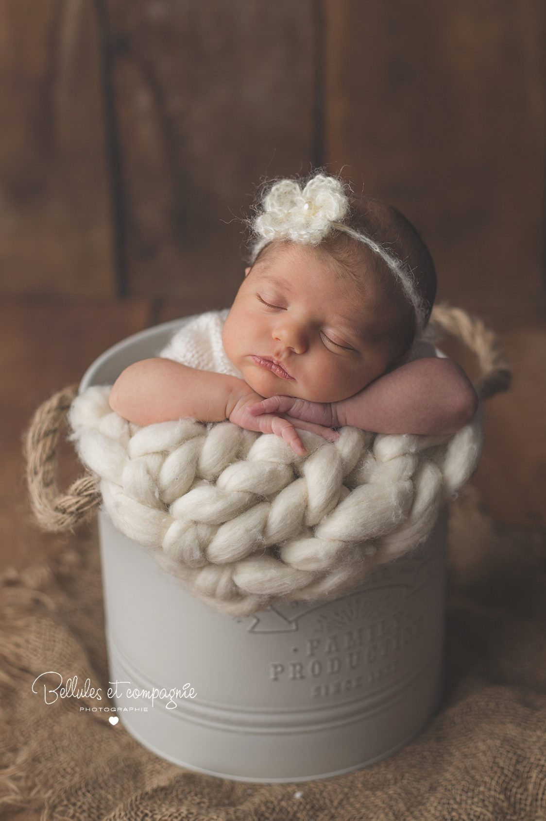 Bébé nouveau-né dans un seau en séance newborn posing par Bellules et Compagnie photographe naissance à Clermont-ferrand