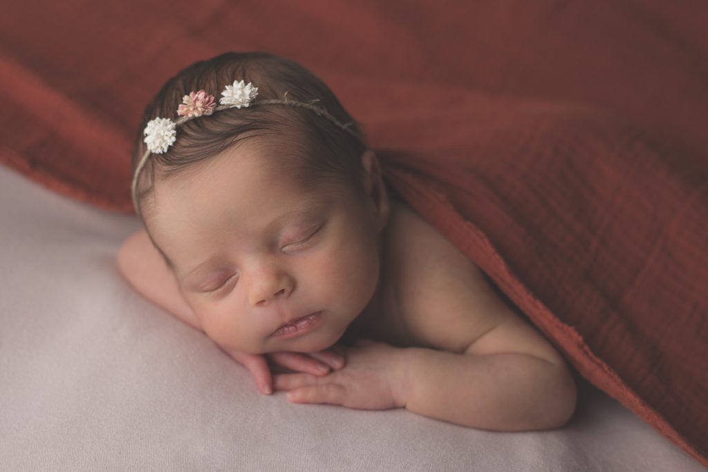 Bébé mains sous le menton  Bellules et compagnie
séance nouveau-né 
shooting naissance