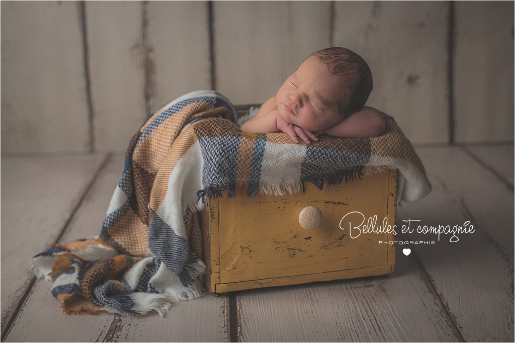 photo nouveau-né main sous le menton - chin on wristle - lors d'une
séance naissance par Bellules et compagnie