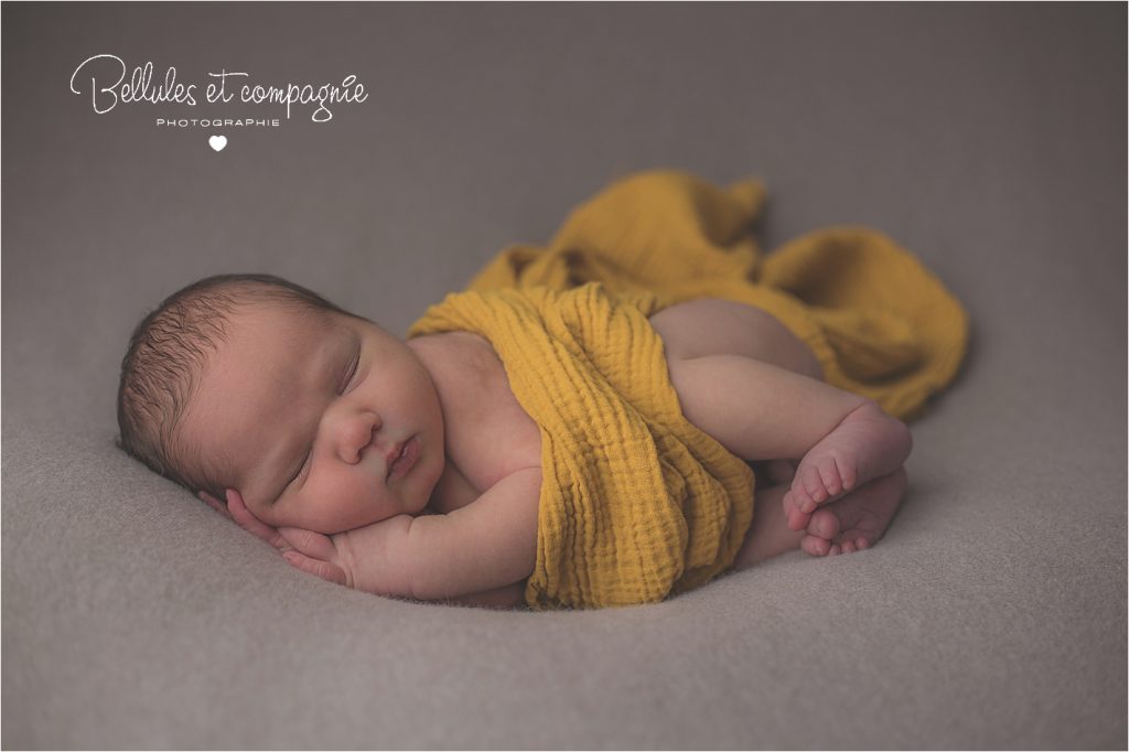 bébé sur le coté photographe naissance bellules et compagnie à clemont-ferrand 